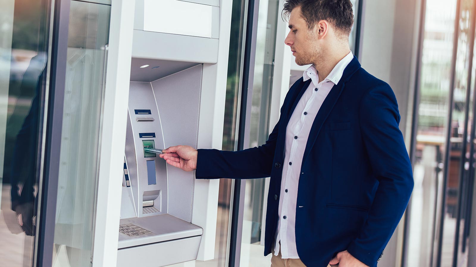 Regulado el cobro de comisiones en cajeros